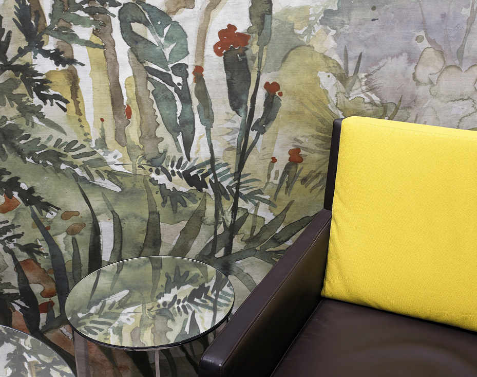 Superficie ceramica personalizzata con illustrazione floreale e poltrona di design