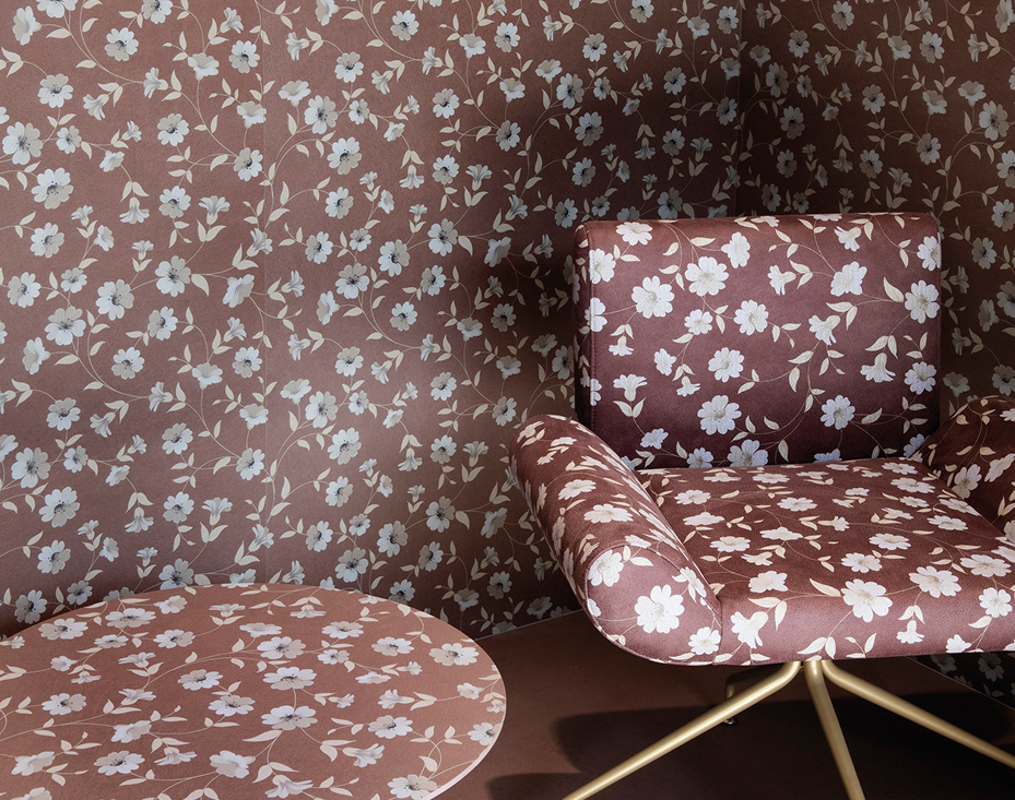 Parete ceramica floreale coordinata con poltrona e tavolino
