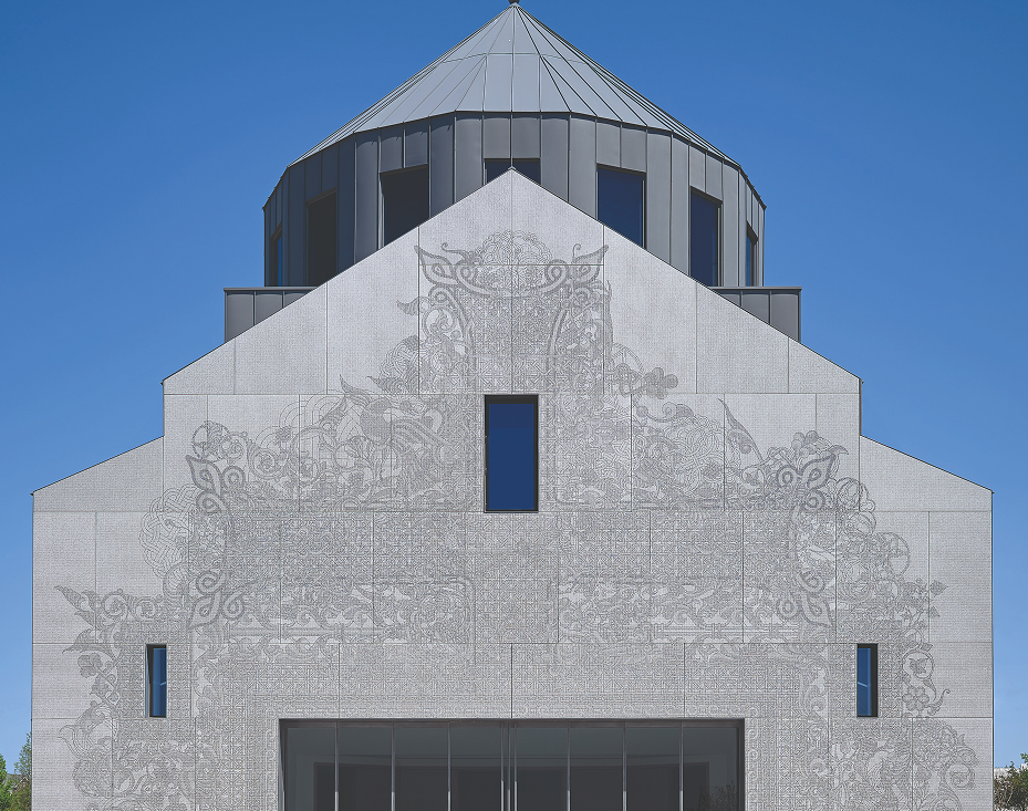 Edificio moderno con rivestimento ceramico a texture geometrica chiara